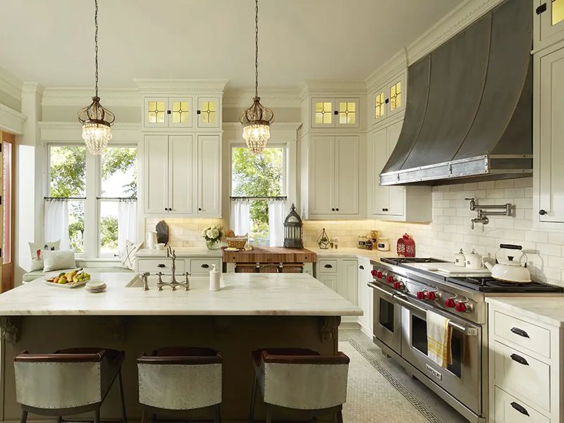 ตู้ครัวไม้เนื้อแข็งเคลือบเงาสีขาวบริสุทธิ์สไตล์เชคเกอร์พร้อมการออกแบบแผงกระจก